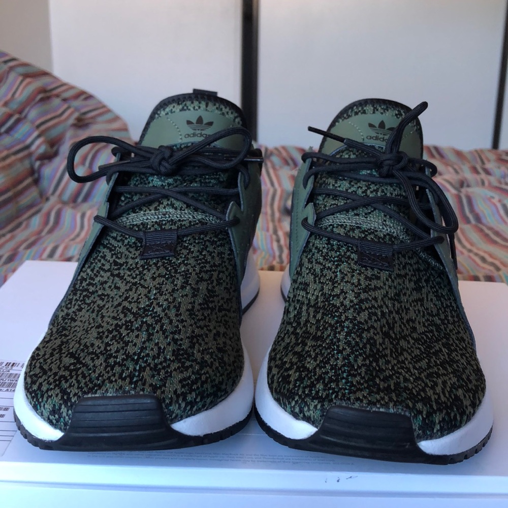I’m selling my Adidas looking clean cool!